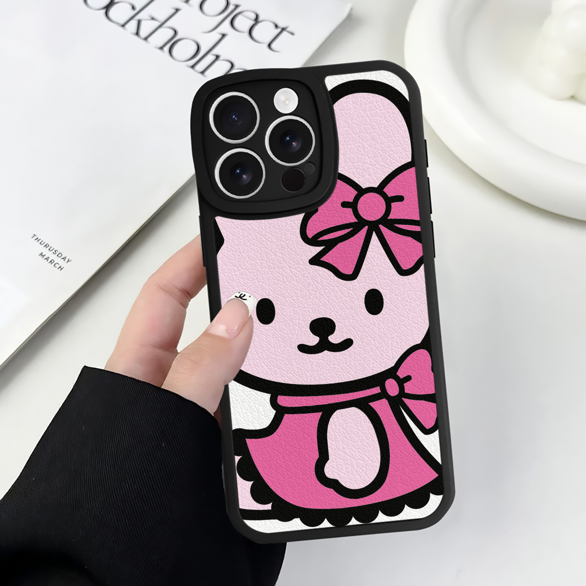 （画像用） Hello Kitty ハローキティ 【iPhone 16シリーズ対応】シリコンスマホケース（レザー調） 材質：シリコン
